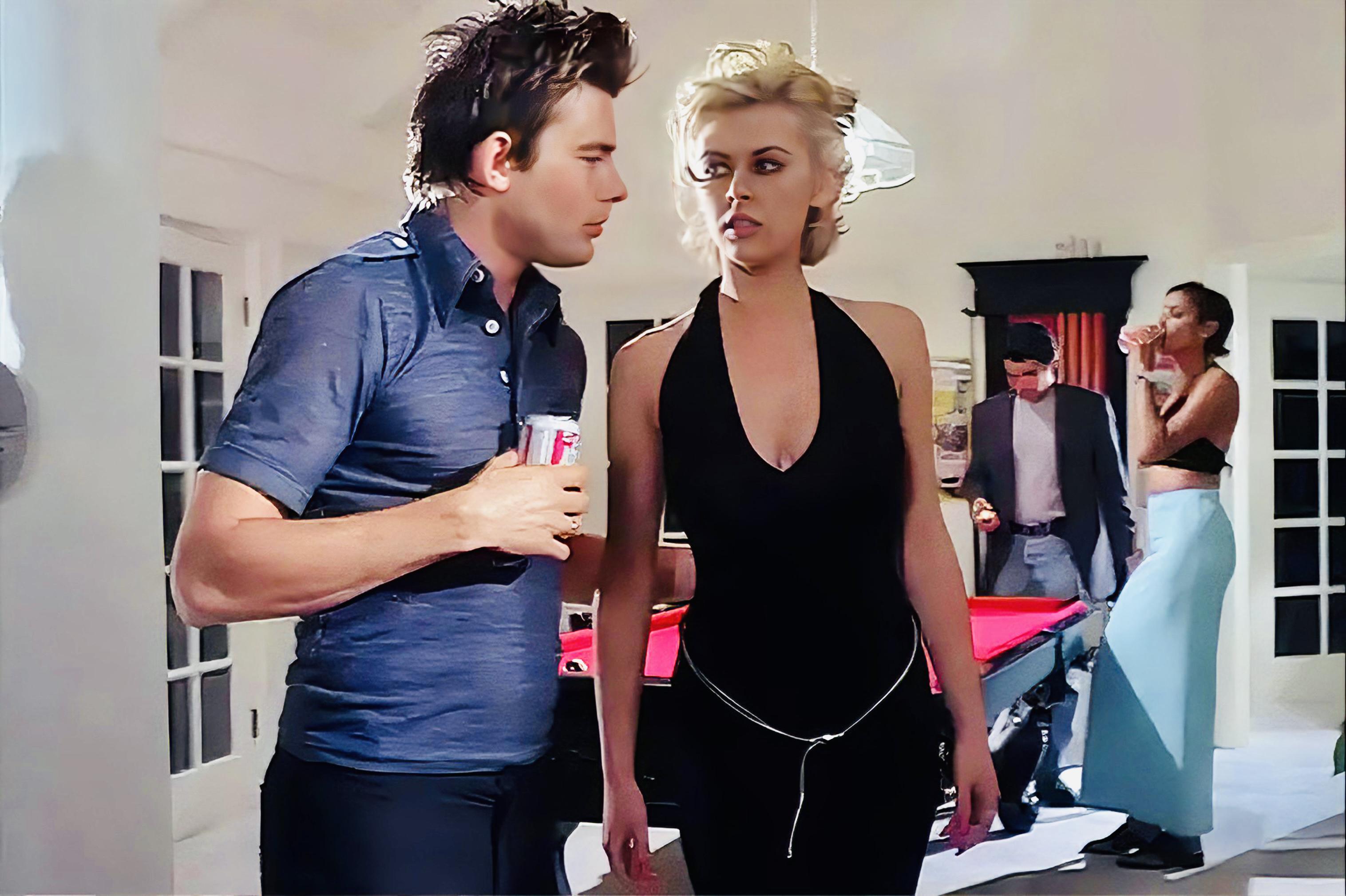 啄木鸟 中文 像钳子一样牢牢抓住树干