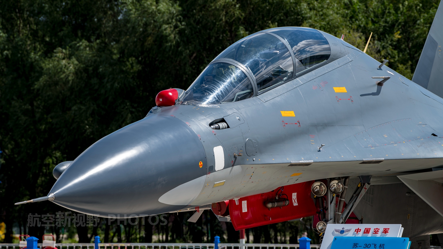 女人被两根茎同时进去图片