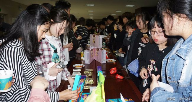 日本综艺节目 把女友骗到落地窗前(霓虹综艺) 此时窗外楼下广场上
