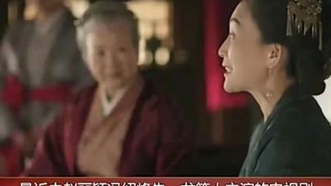 小孩在写作业在一旁