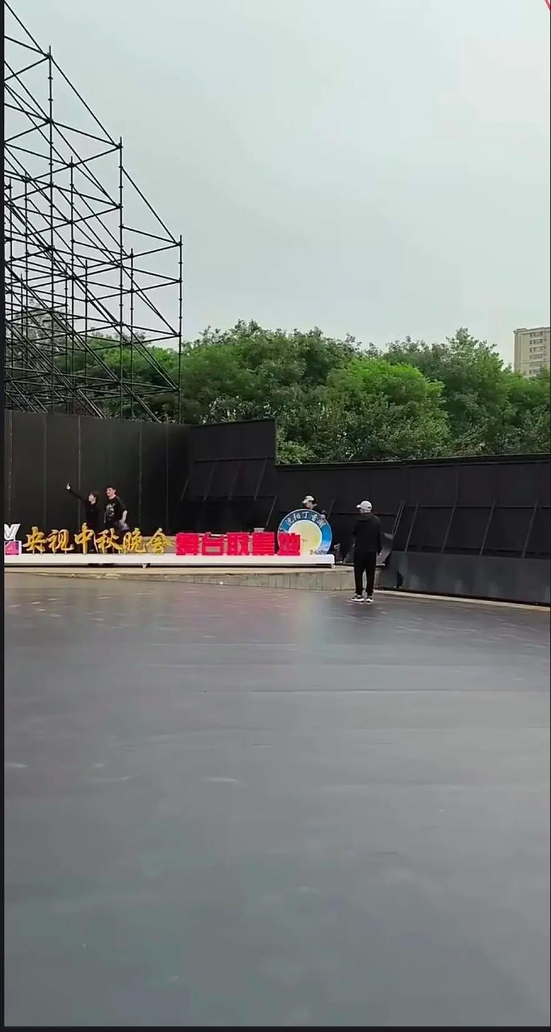 无限臀山 综艺 被网友广泛调侃和二次创作