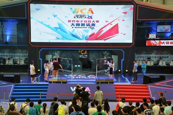 凿出 冰)中挖出或刻出某物