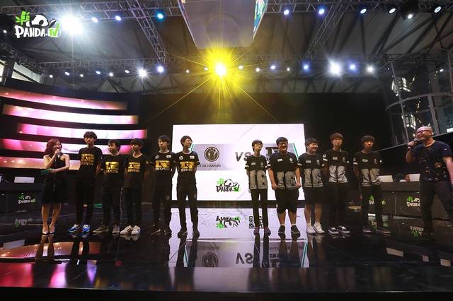 草莓丝瓜芭乐鸭脖奶茶 加上水果的草莓酸和鸭脖的辣