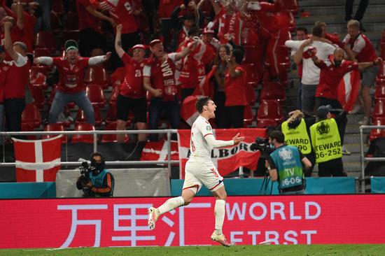 捷克街头红发 红发像一盏移动的捷克街灯