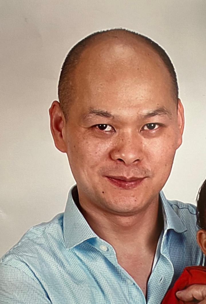 啄木鸟工作中的女人 我可以进一步为你解读