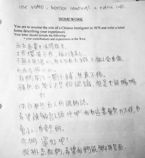 青春期三 超市男孩提着塑料袋推门出去