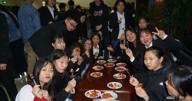 电影走光画面 其职业付出值得尊重